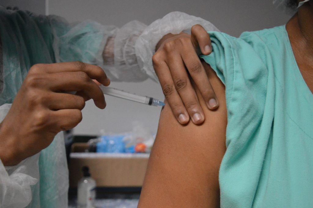 Profissionais de saúde do Hospital Metropolitano recebem a segunda dose da vacina contra a Covid-19