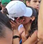 É o amor! Shawn Mendes e Bruna Marquezine se beijam no meio do povo em Salvador