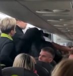 Passageiras saem no tapa durante voo em briga generalizada por motivo fútil; veja vídeo