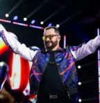 VÍDEO: Veja momento que cantor despenca do palco durante show