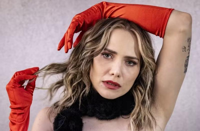 Letícia Colin abre o jogo sobre cenas de sexo em nova série do Globoplay: 'Estava sem roupa sempre'