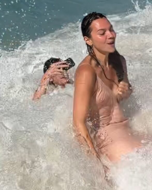 Irmã de Shawn Mendes é batizada em praia no RJ e leva caldo ao lado do cantor