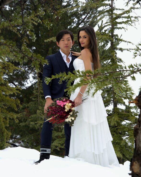Cenário de filme! Ex-BBB Pyong Lee se casa com influenciadora em meio à neve