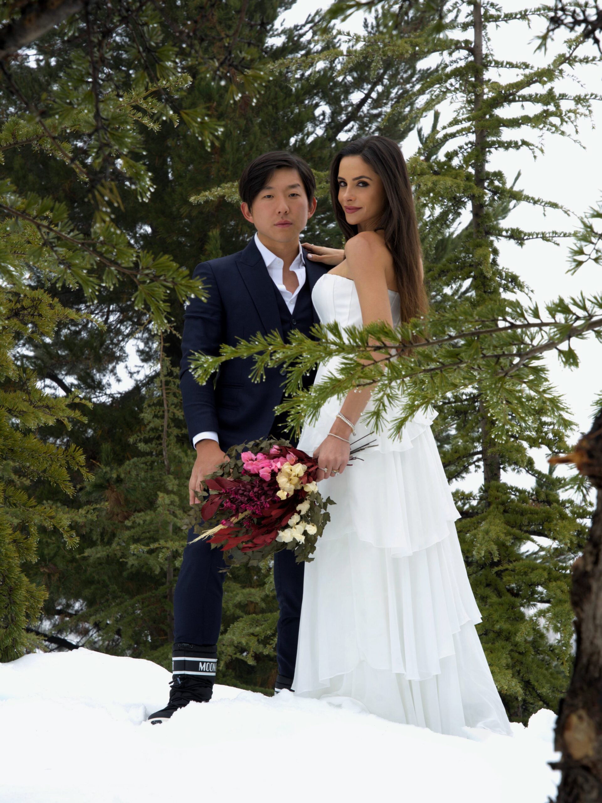 Cenário de filme! Ex-BBB Pyong Lee se casa com influenciadora em meio à neve