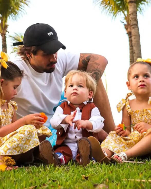 Zé Felipe explica por que filhas não voltaram para casa após cirurgia