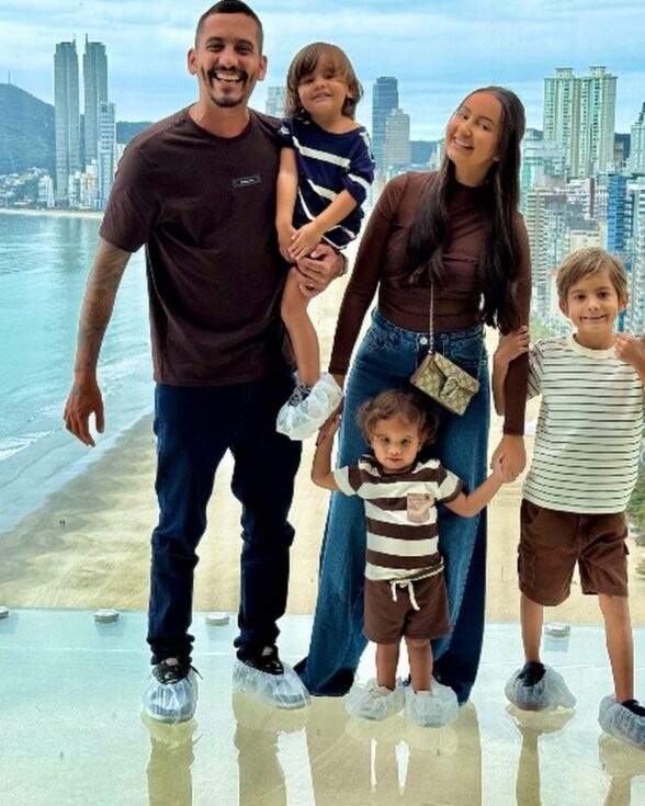 Influenciadora Marta Kelly morre aos 33 anos após cirurgia plástica e deixa 3 filhos
