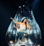 Cantora surpreende ao subir em “globo” espelhado de formato inusitado em show