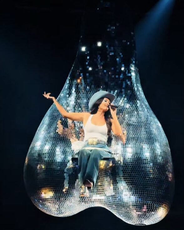 Cantora surpreende ao subir em “globo” espelhado de formato inusitado em show