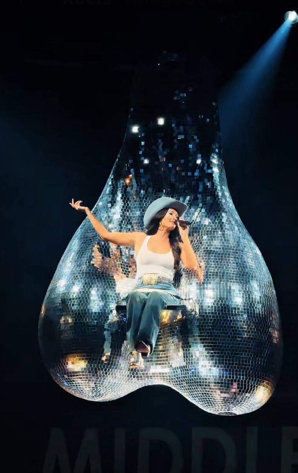 Cantora surpreende ao subir em “globo” espelhado de formato inusitado em show