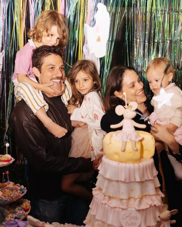 Chay Suede se declara para Laura Neiva e presenteia a esposa com buquê: “Vida e amor”