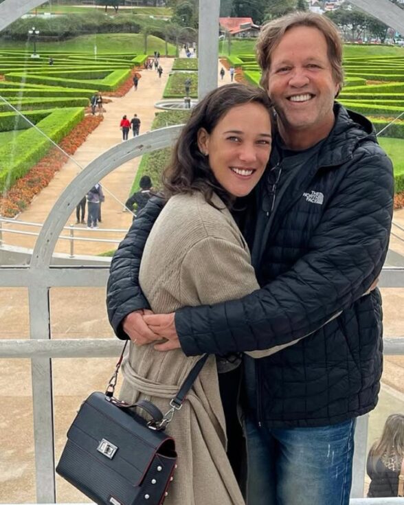 Adriana Birolli celebra 1 ano de casamento com diretor 24 anos mais velho: “Viva o amor”
