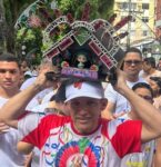 Com miniatura da aparelhagem Tupinambá, DJ Dinho paga promessa no Círio