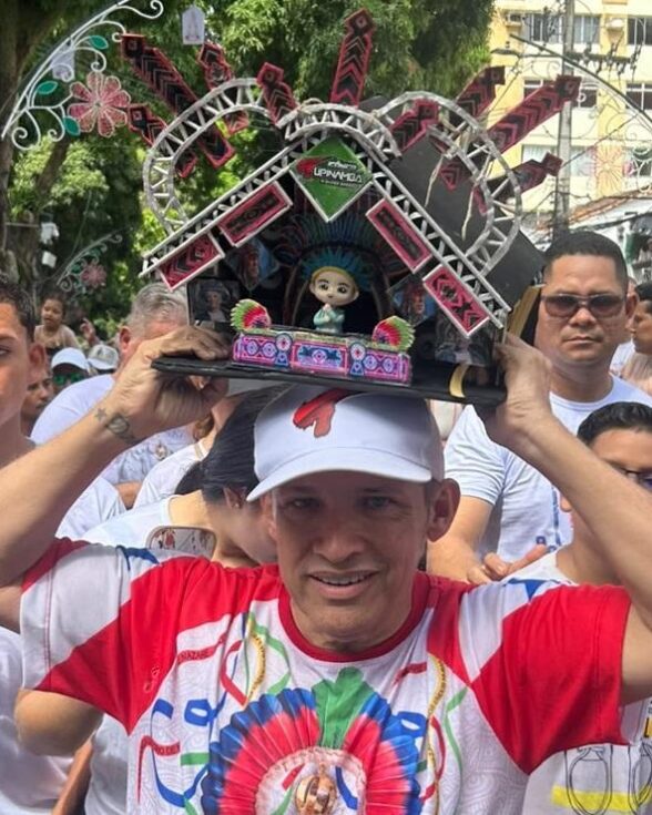Com miniatura da aparelhagem Tupinambá, DJ Dinho paga promessa no Círio