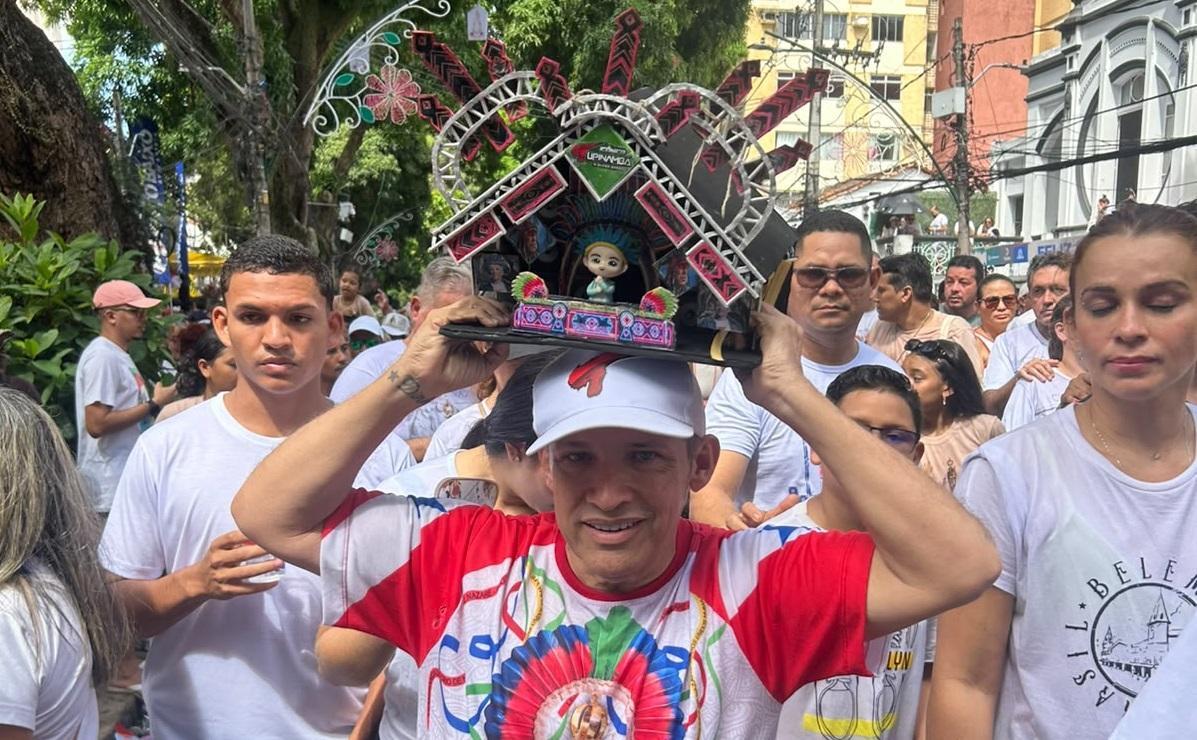 Com miniatura da aparelhagem Tupinambá, DJ Dinho paga promessa no Círio